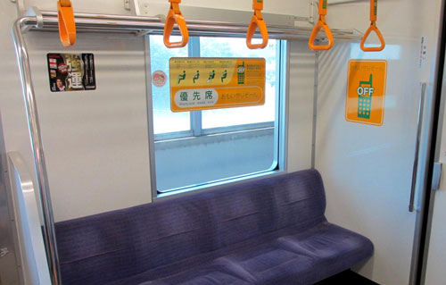 満員電車で優先席しか空いていない時、あなたは座りますか？