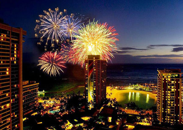 毎週金曜日の夜はワイキキビーチで花火が見れる